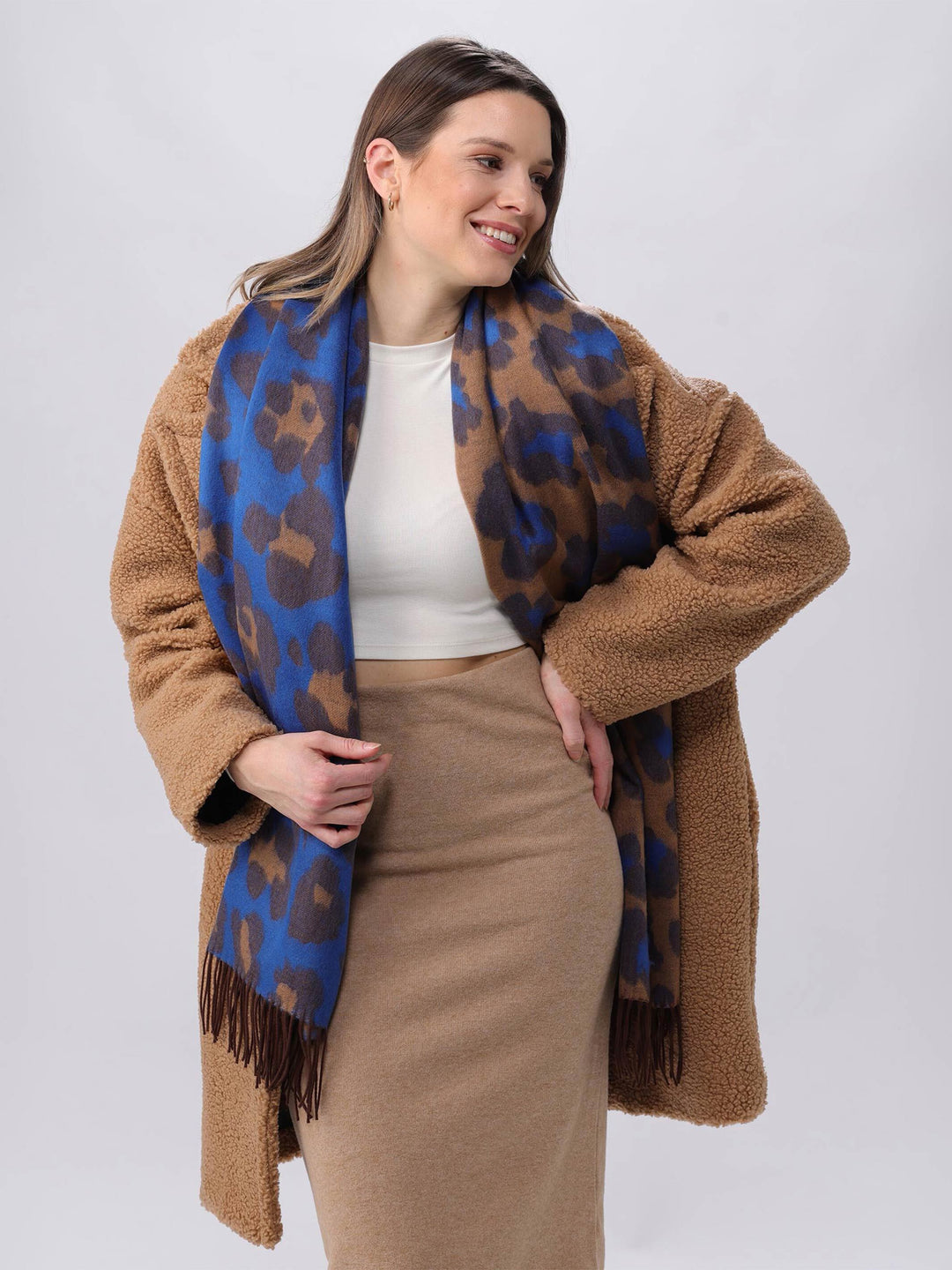 Zweifarbiger Cashmink-Schal mit Leo-Design