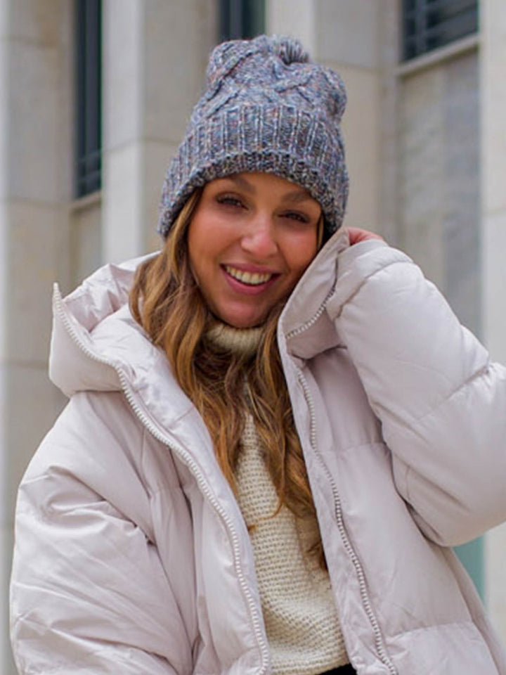 Melierte Strickmütze mit Zopfmuster