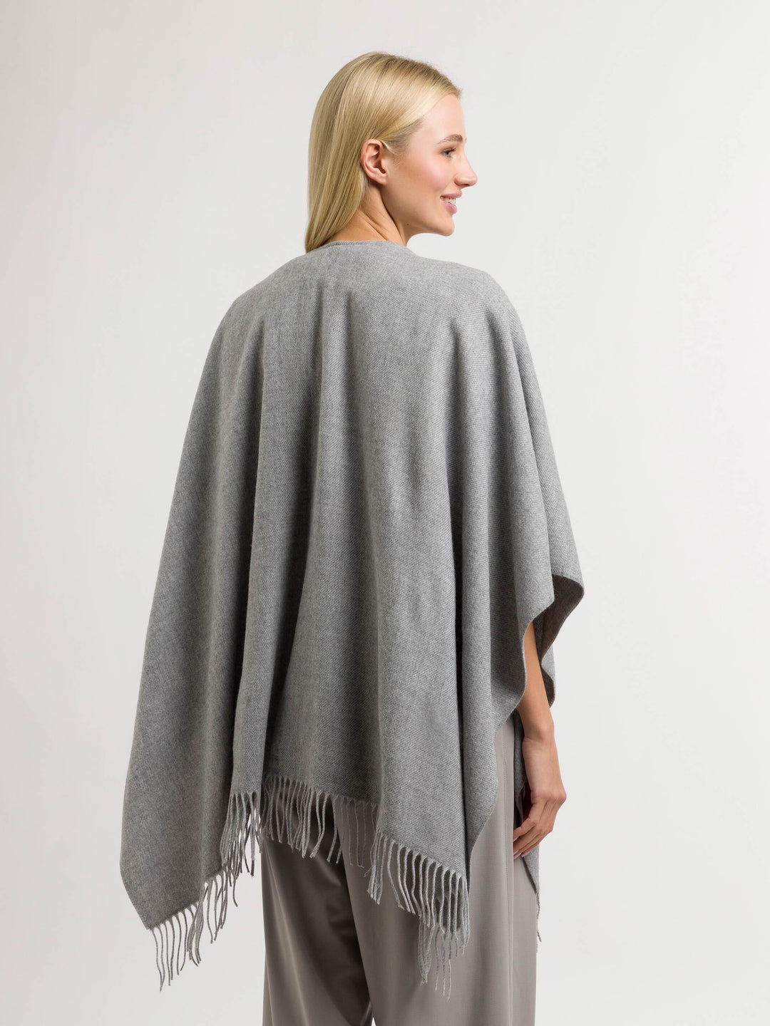 Einfarbiger Poncho aus reinem Polyacryl