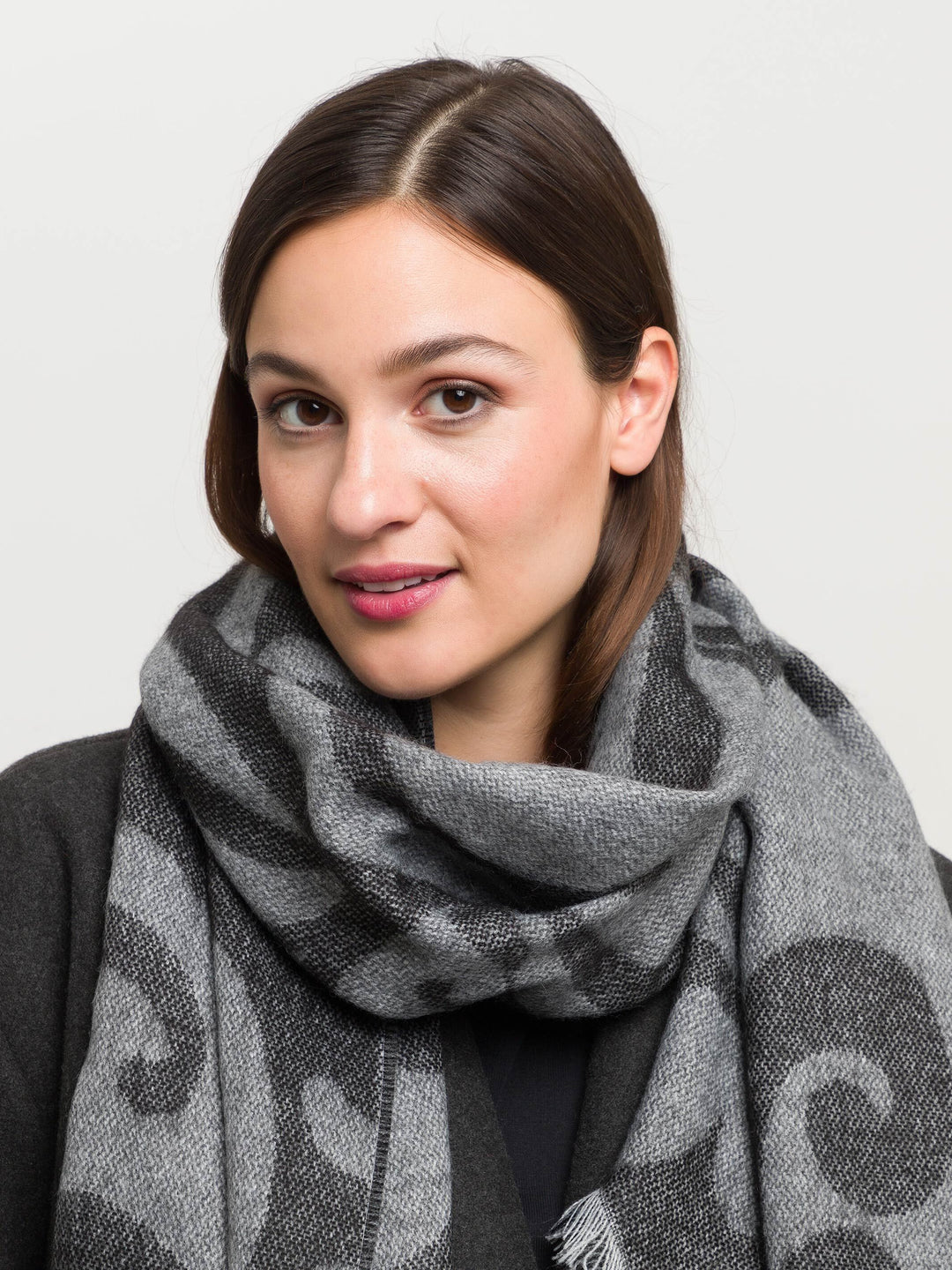 Cashmink-Schal mit Ranken-Design und Bias Cut