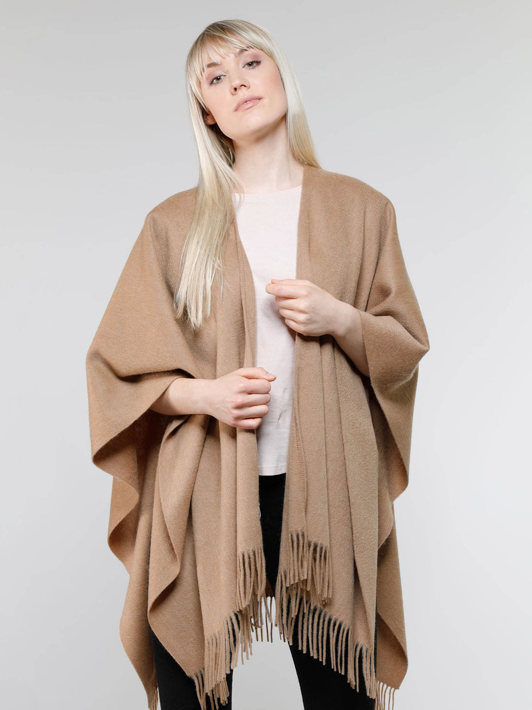 Einfarbiger Poncho aus reiner Wolle