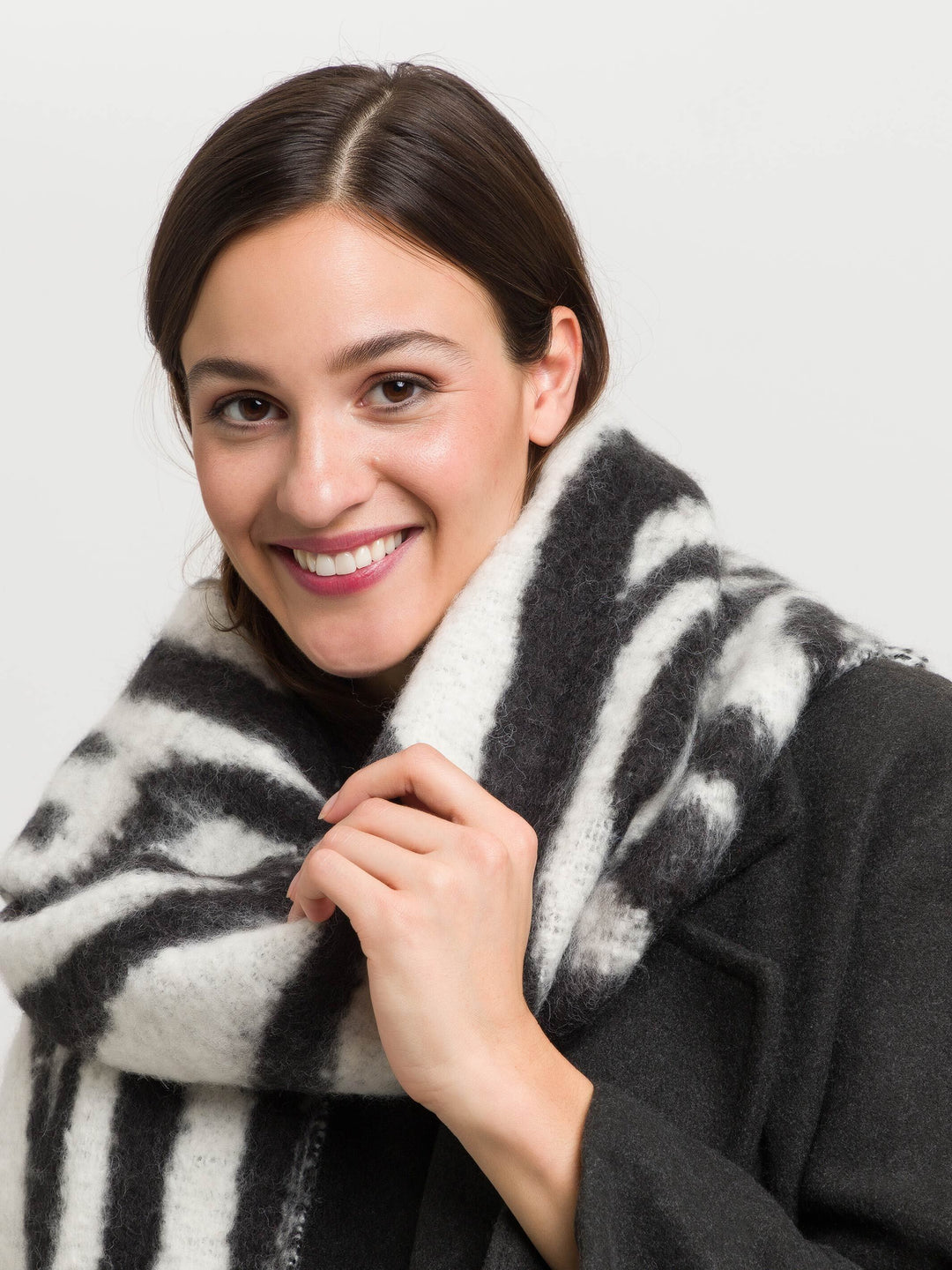 Flauschiger XL-Schal mit Zebra-Design in Wollmischung