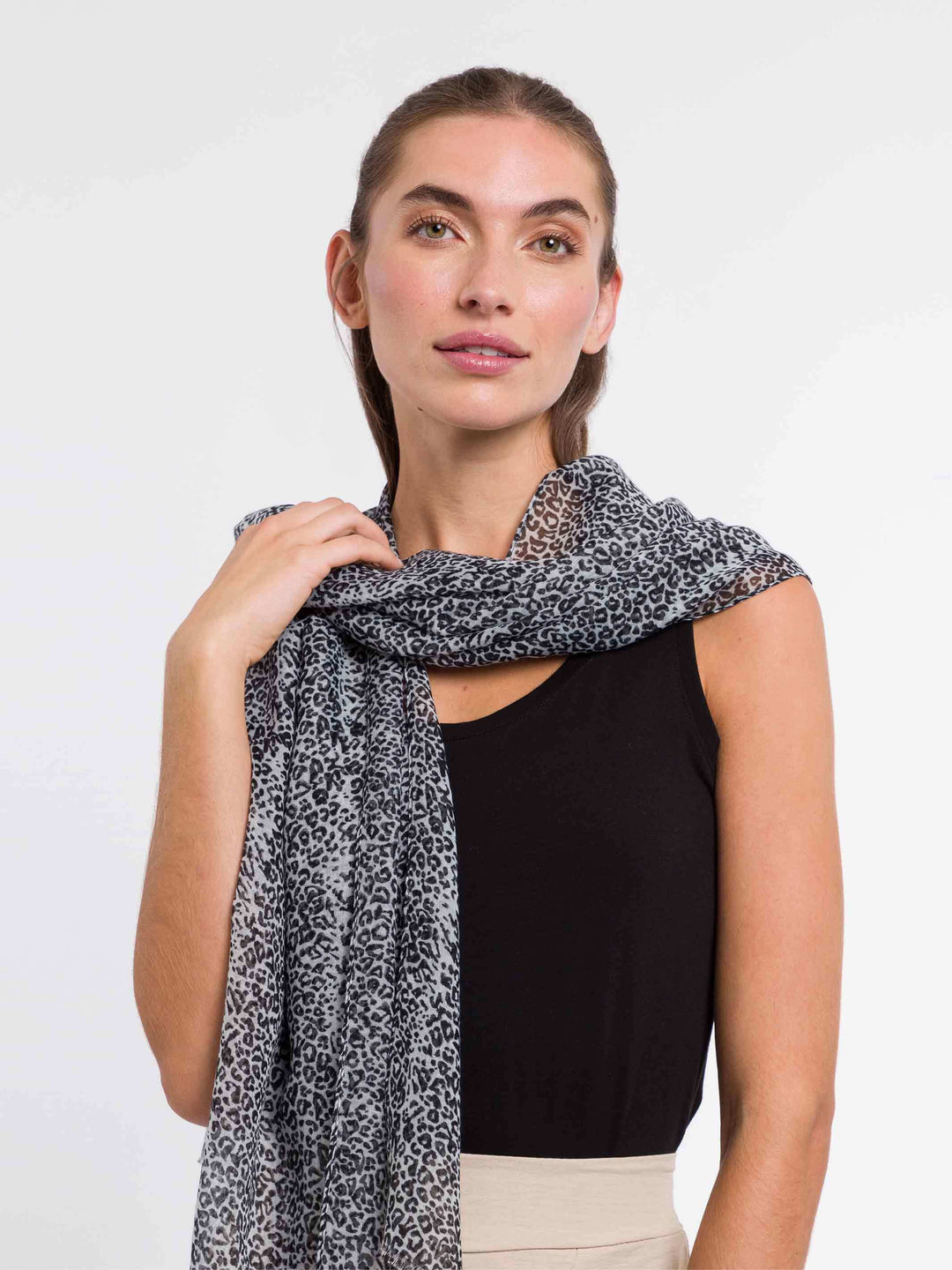 Schal mit zartem Leo-Design