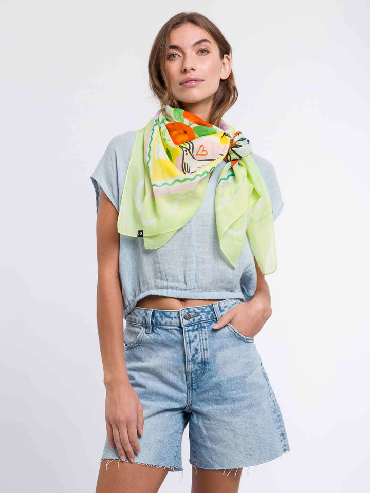 Tuch mit Urlaubsmotiven in Seidenmischung