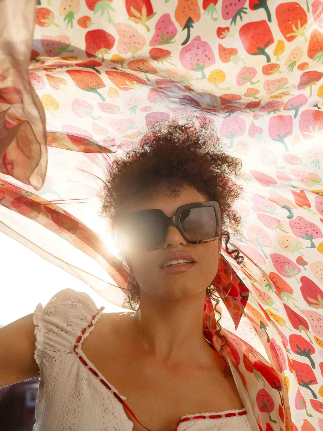 XL Seiden-Stola mit Erdbeer-Design