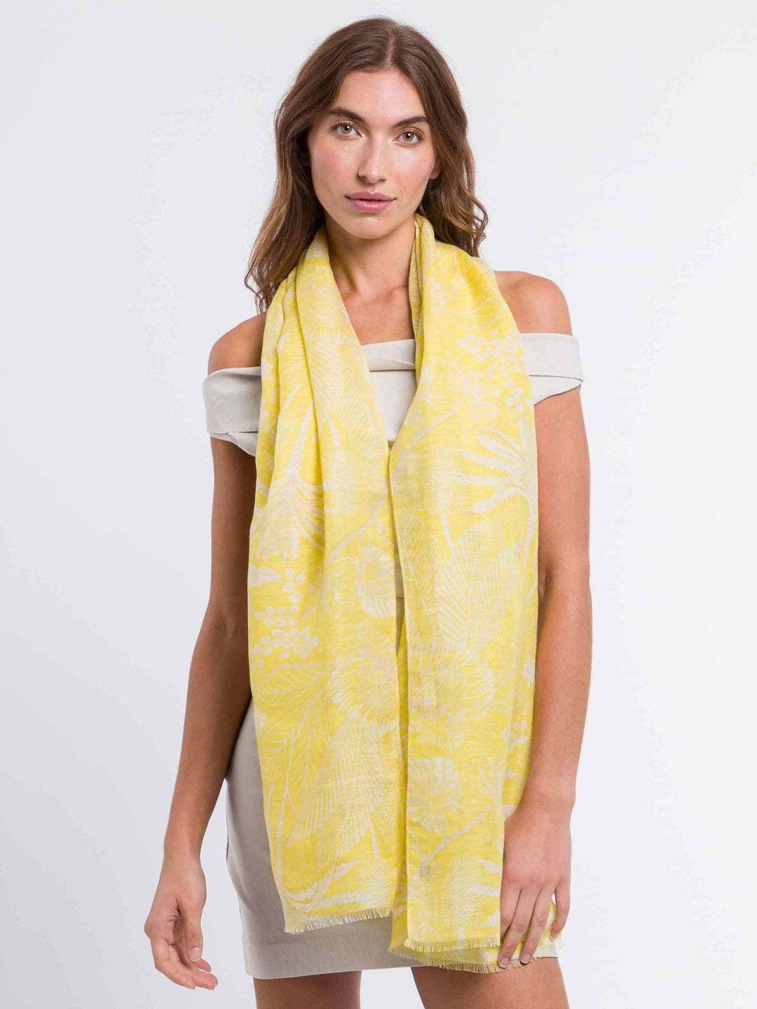 Schal mit tropischem Print in Hanfmischung