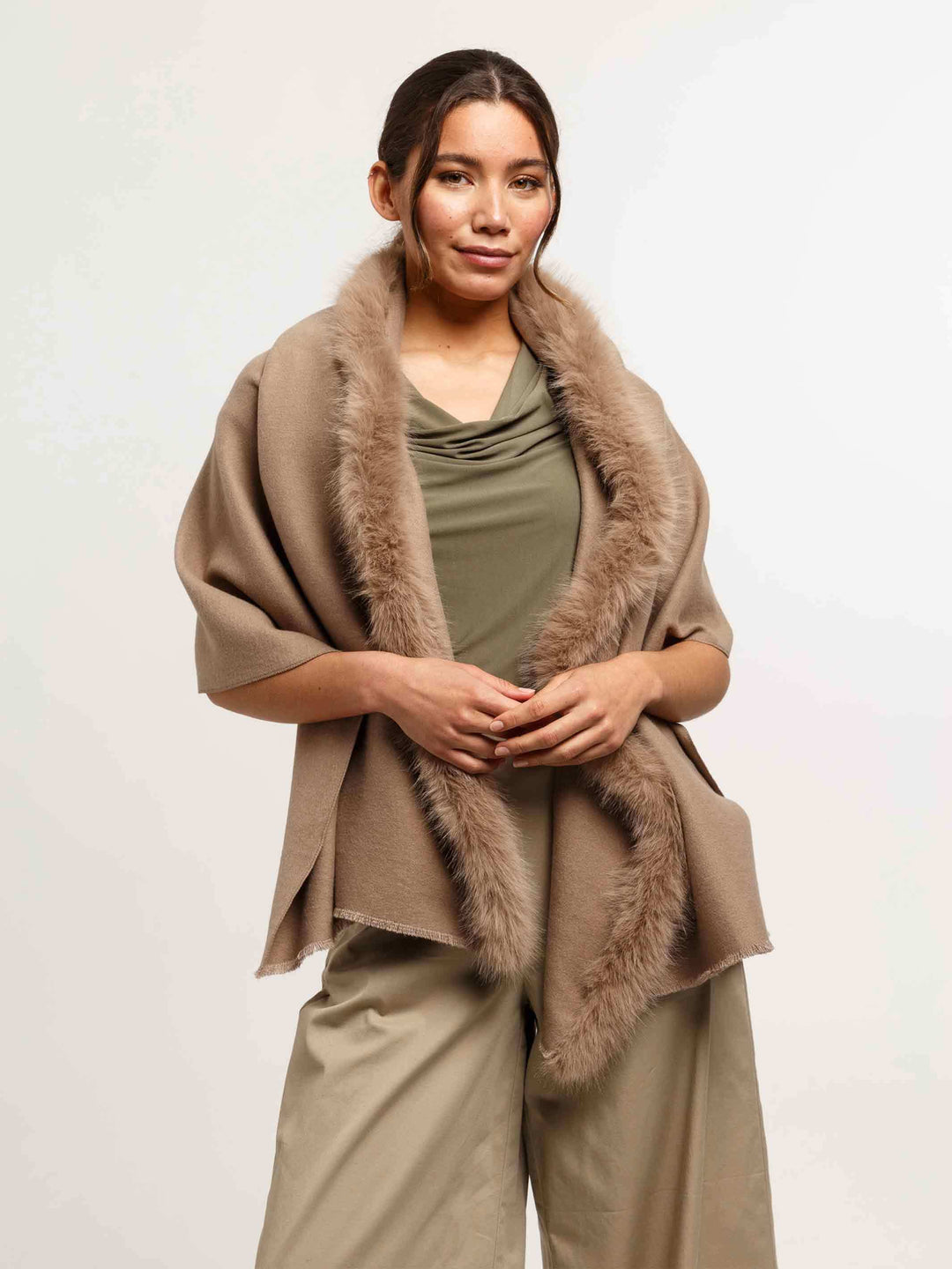 Einfarbiger Poncho mit Kunstfell-Rand