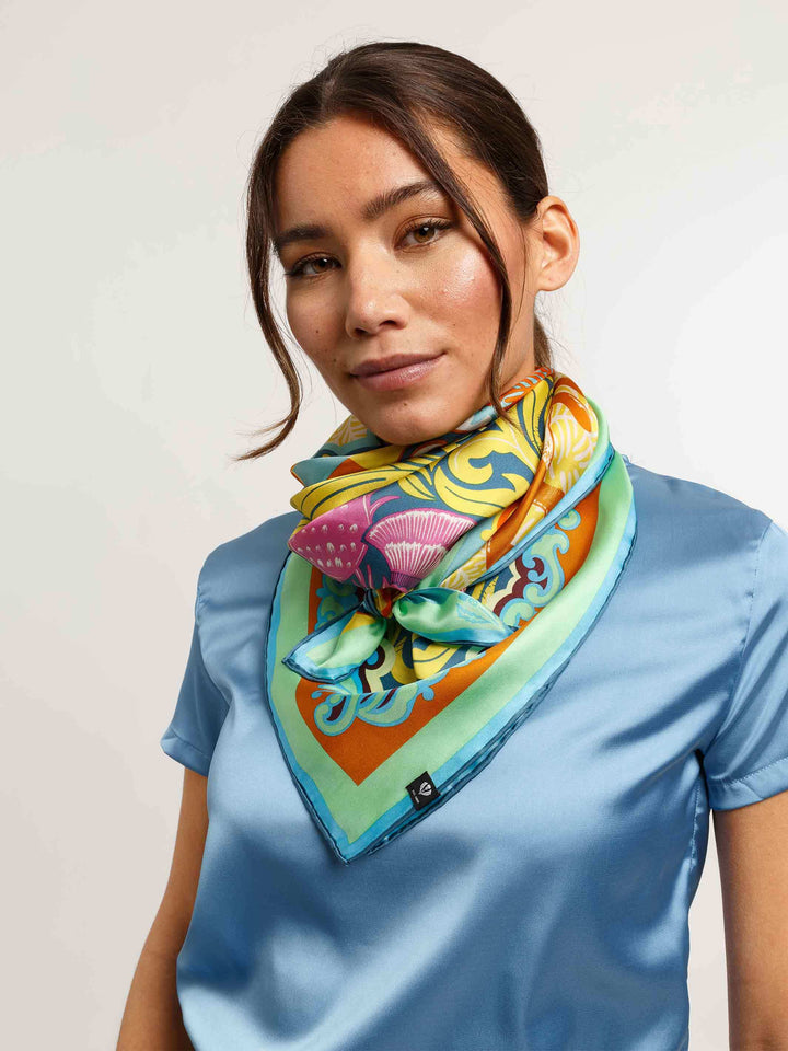 Seidentuch mit rustikalem Tier- und Pflanzenprint