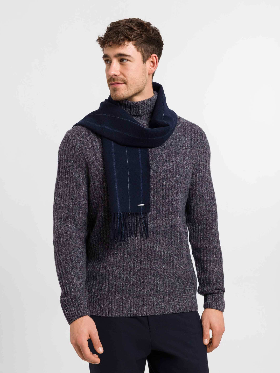 Einfarbiger bugatti Schal mit feinen farblichen Streifen