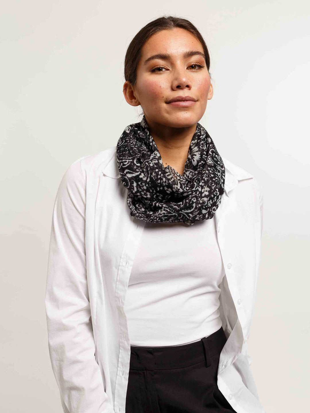 Leichter Schal mit Paisley-Print