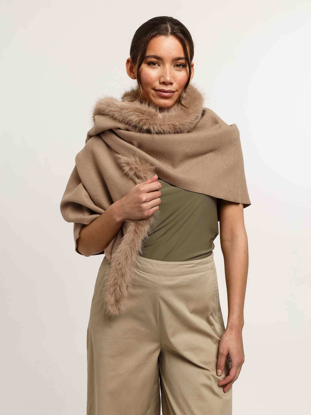 Einfarbiger Poncho mit Kunstfell-Rand