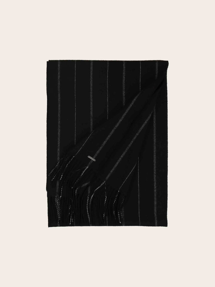 Einfarbiger bugatti Schal mit feinen farblichen Streifen