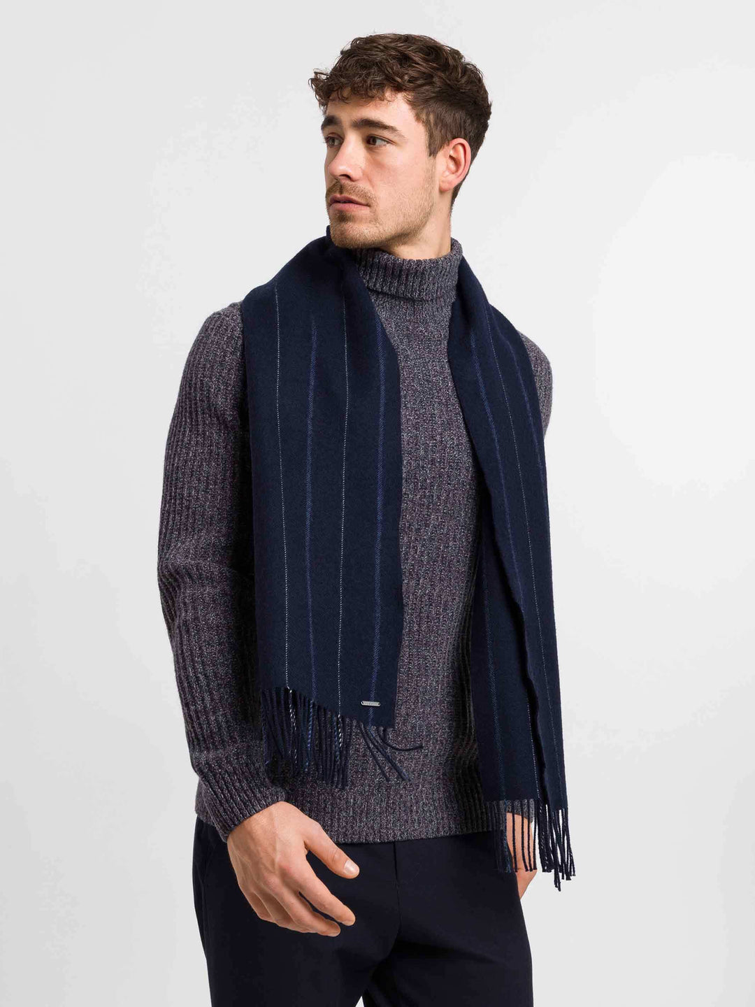 Einfarbiger bugatti Schal mit feinen farblichen Streifen