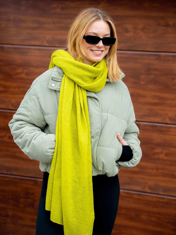 Einfarbiger Strickschal aus reiner Wolle