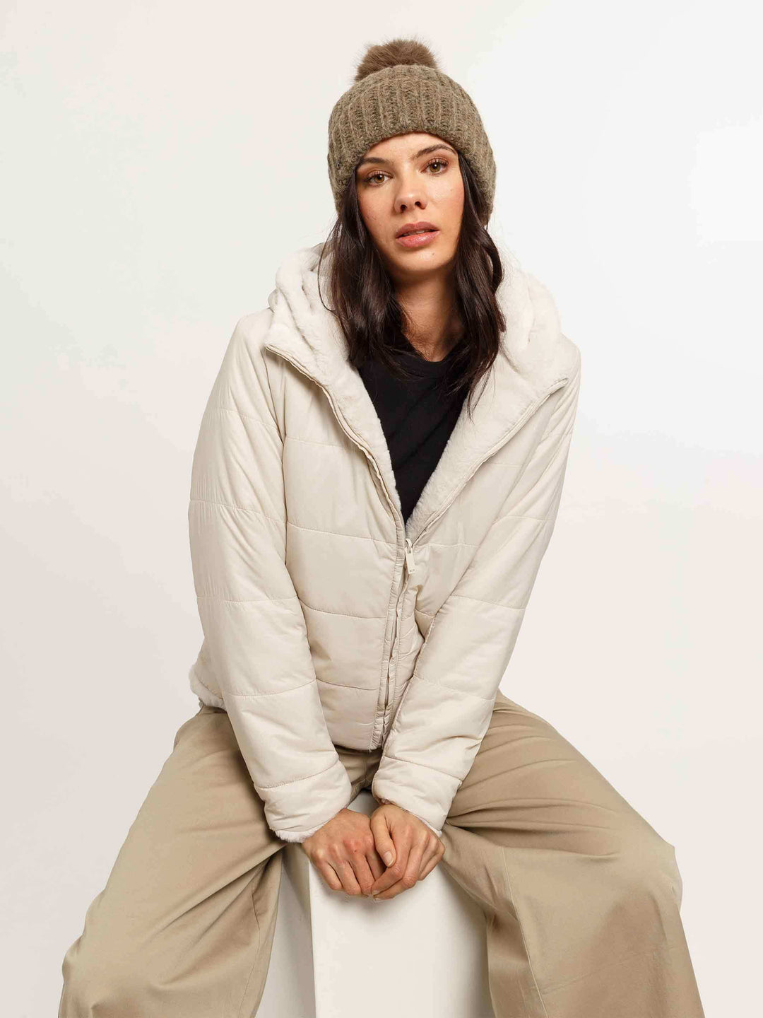 Gestrickte Loevenich Beanie mit Kunstfellbommel