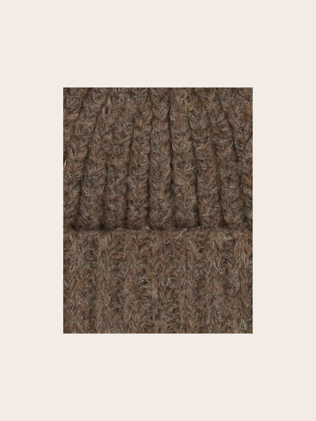 Gestrickte Loevenich Beanie mit Kunstfellbommel