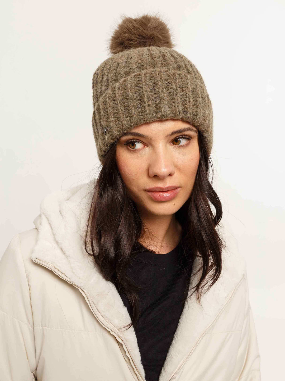 Gestrickte Loevenich Beanie mit Kunstfellbommel