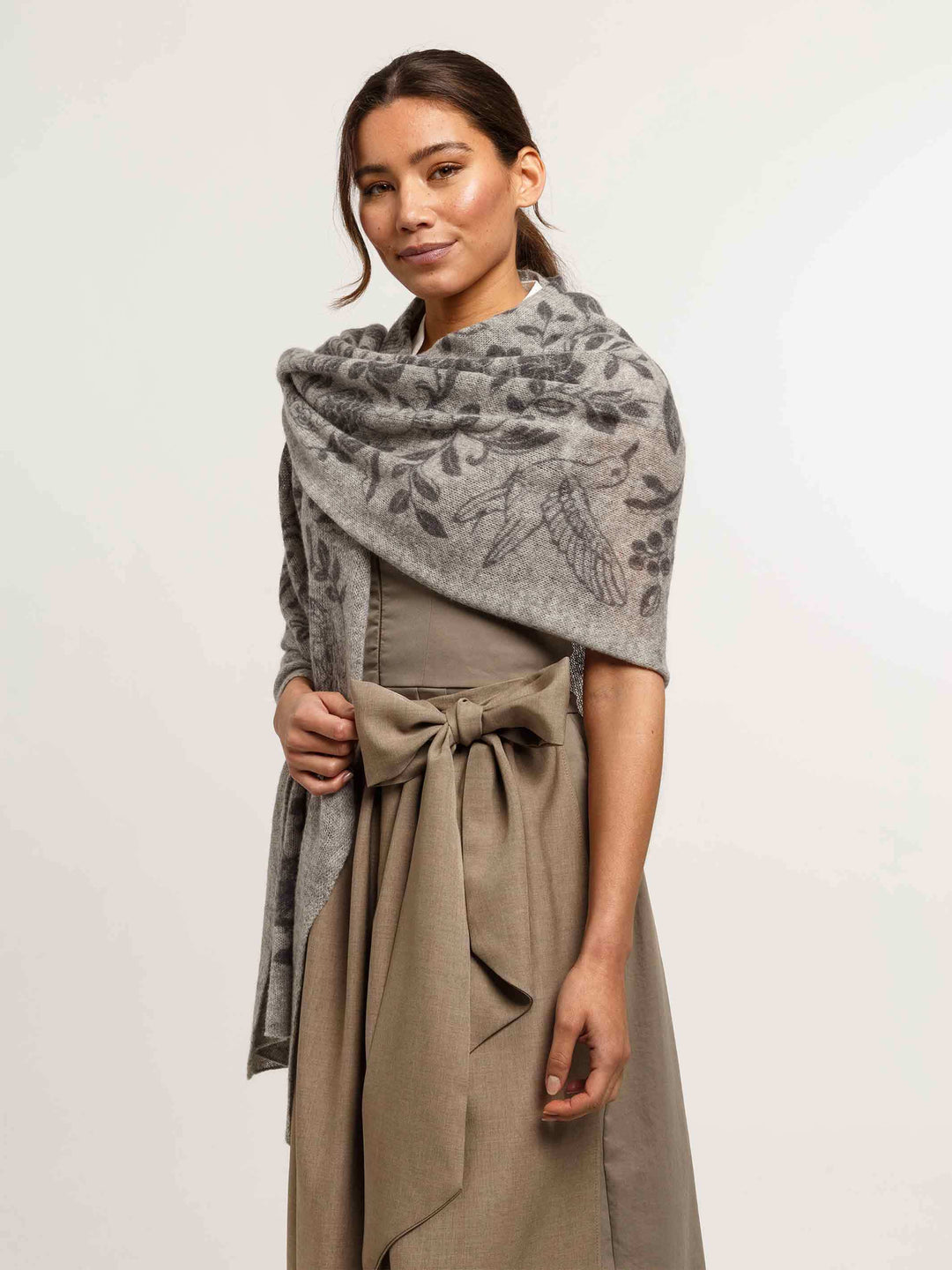 Strick-Stola mit Tier- und Pflanzen-Motiv aus reiner Wolle