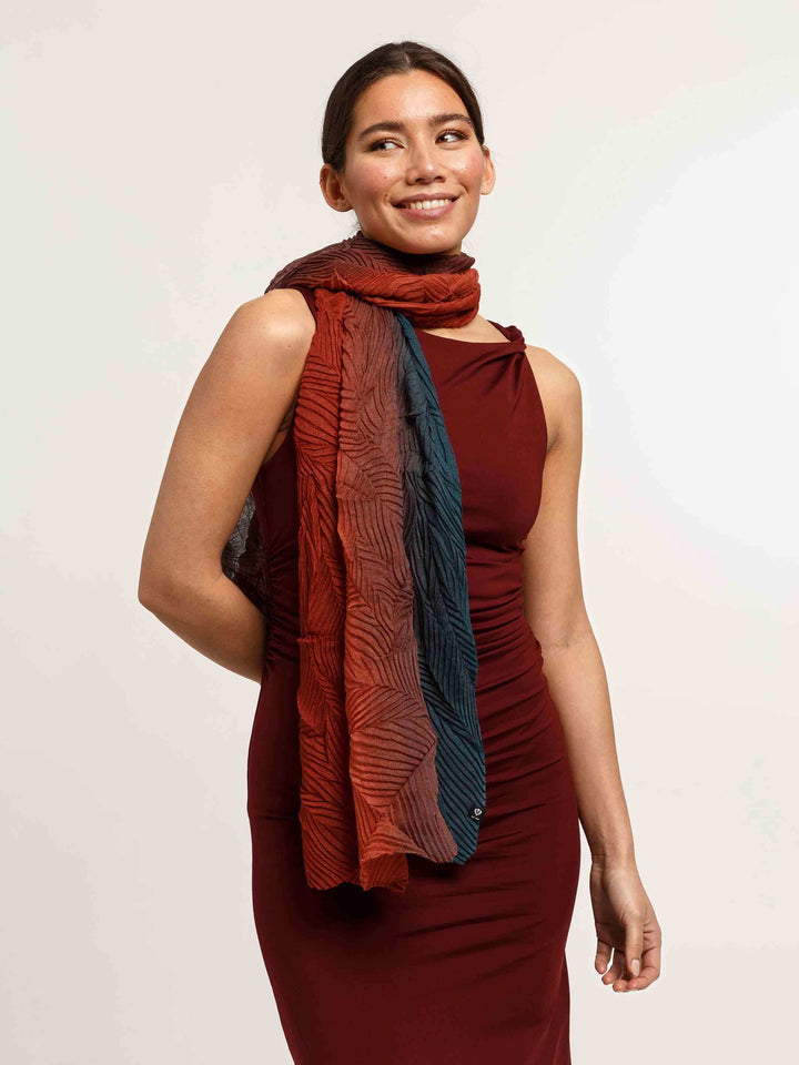 Plissee-Schal mit Farbverlauf