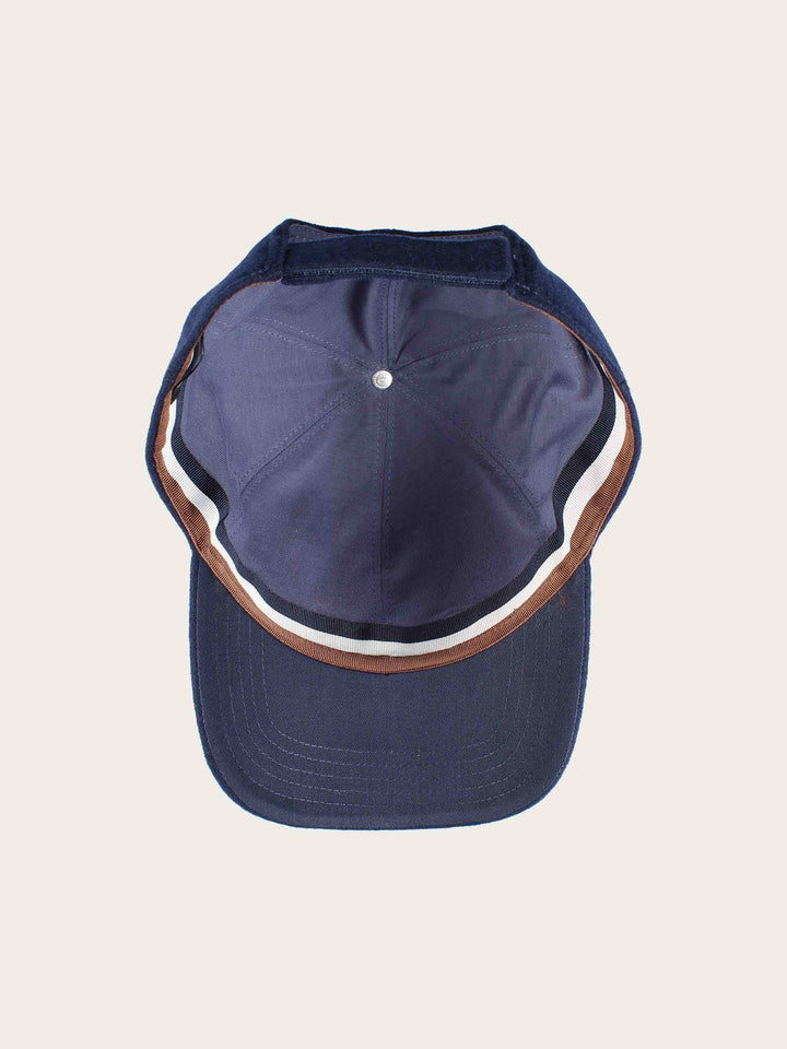 Einfarbige Basecap mit gestickter bugatti-Flag