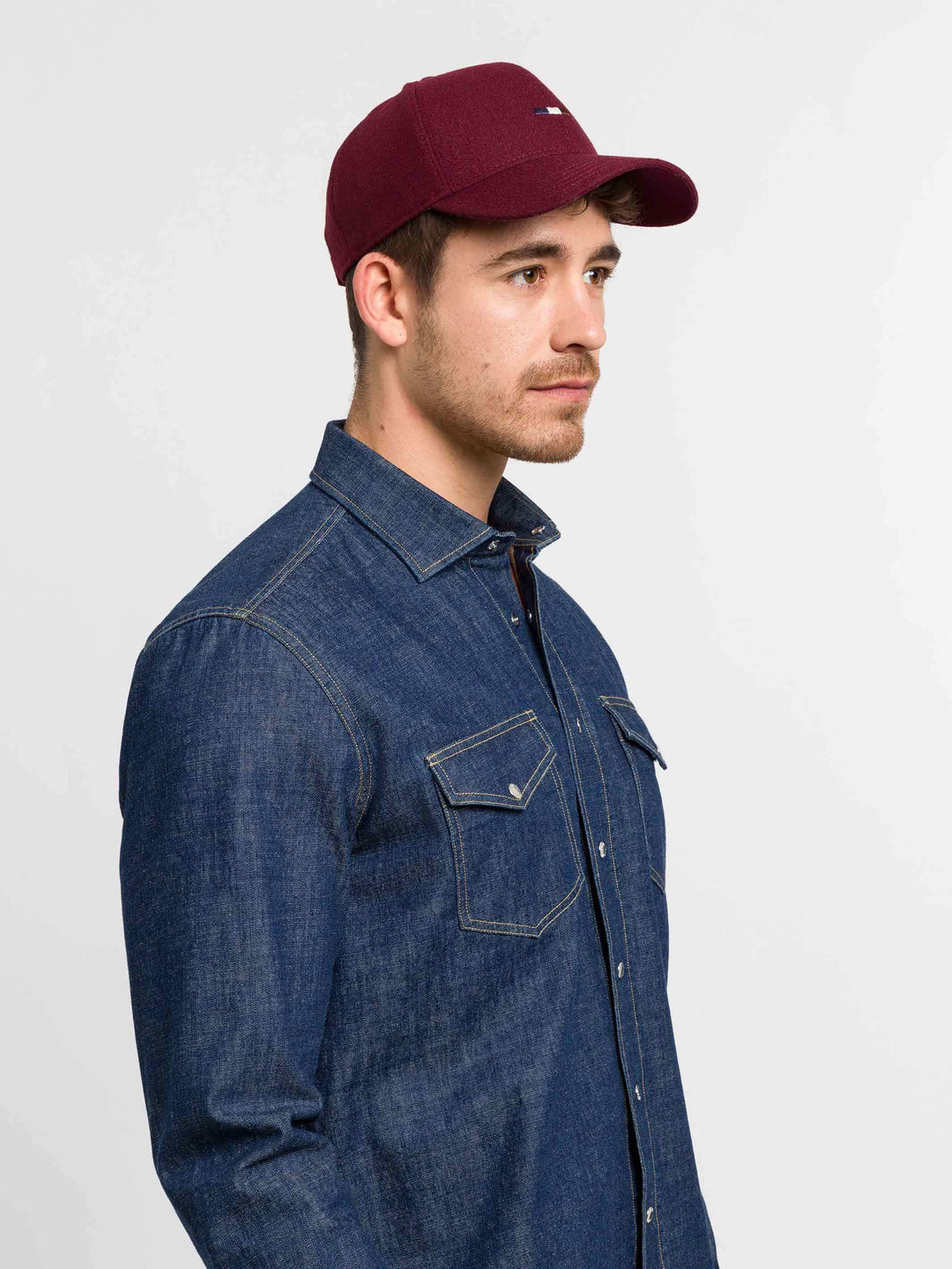 Einfarbige Basecap mit gestickter bugatti-Flag