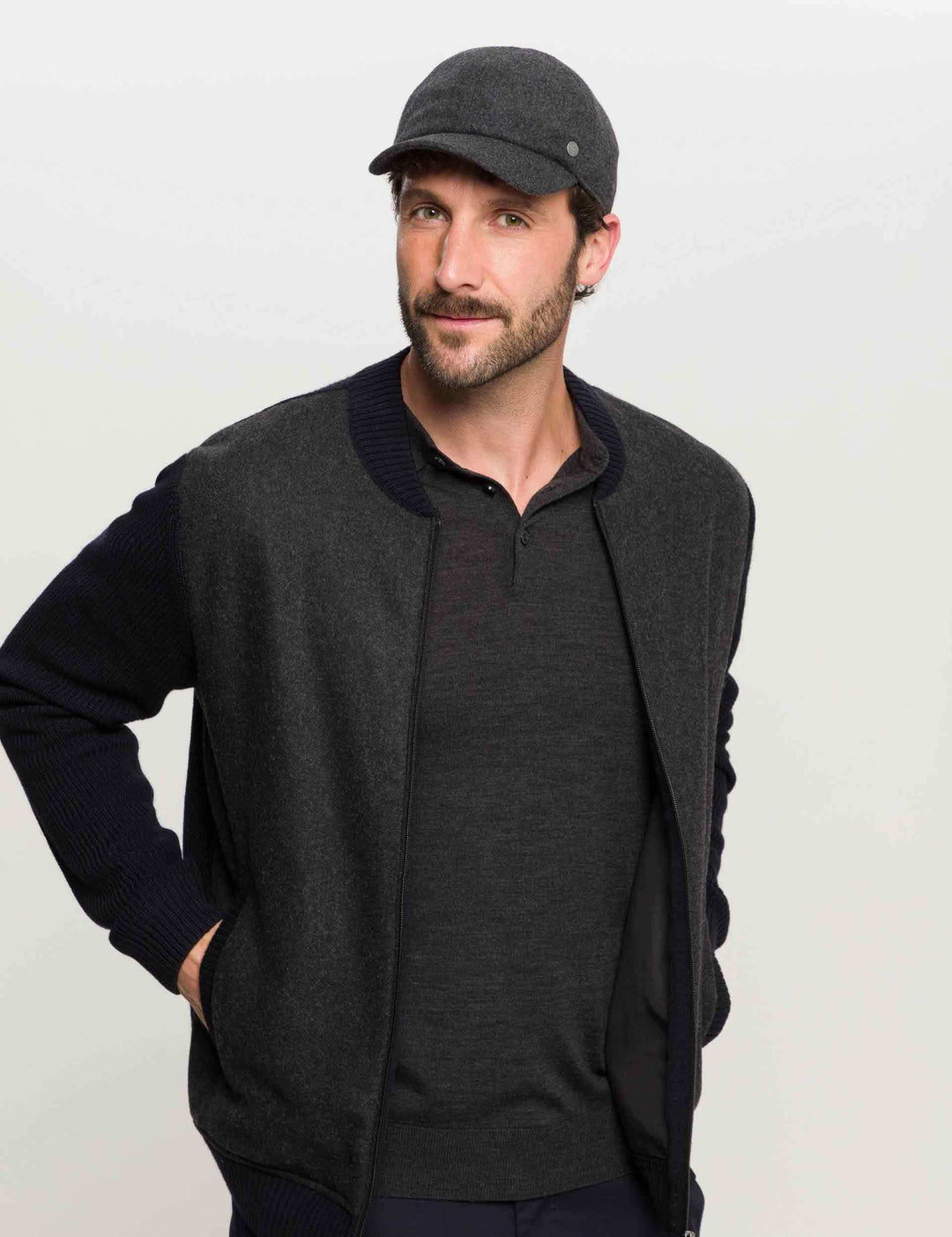 Einfarbige winterliche bugatti Basecap mit Ohrenklappen