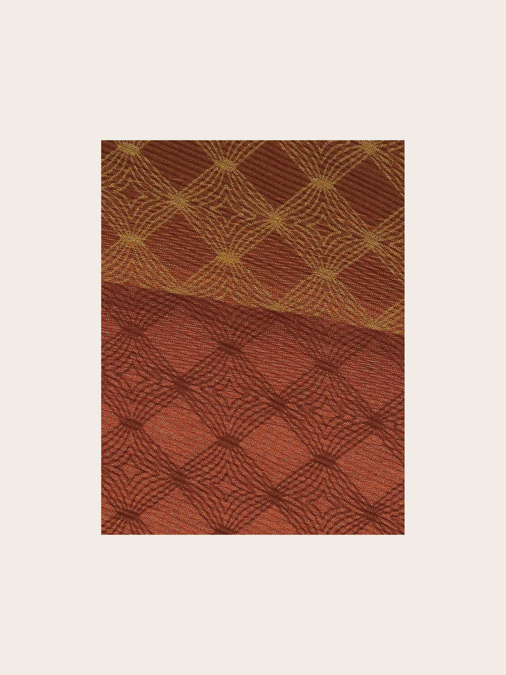 Glitzernder Plissee-Schal mit geometrischem Muster