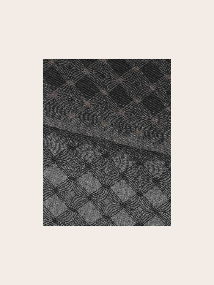 Glitzernder Plissee-Schal mit geometrischem Muster