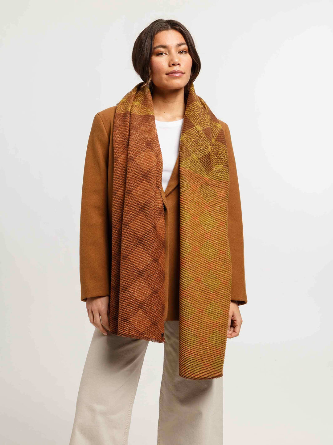 Glitzernder Plissee-Schal mit geometrischem Muster