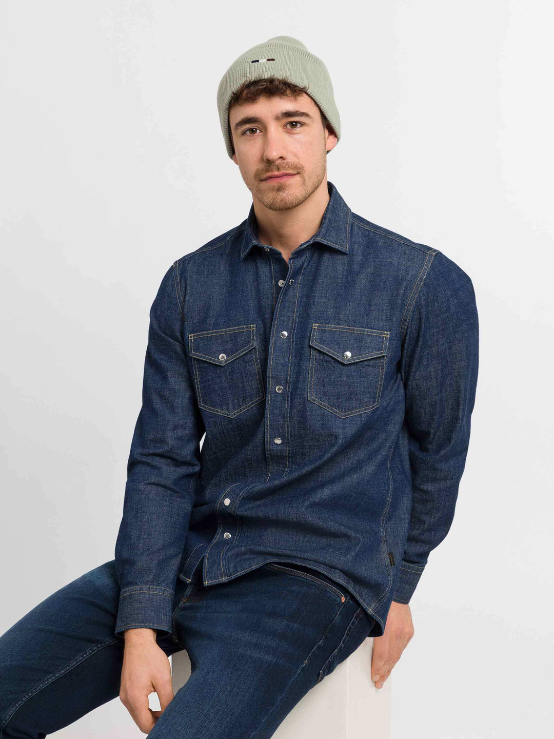 Einfarbige Beanie mit gestickter bugatti-Flag