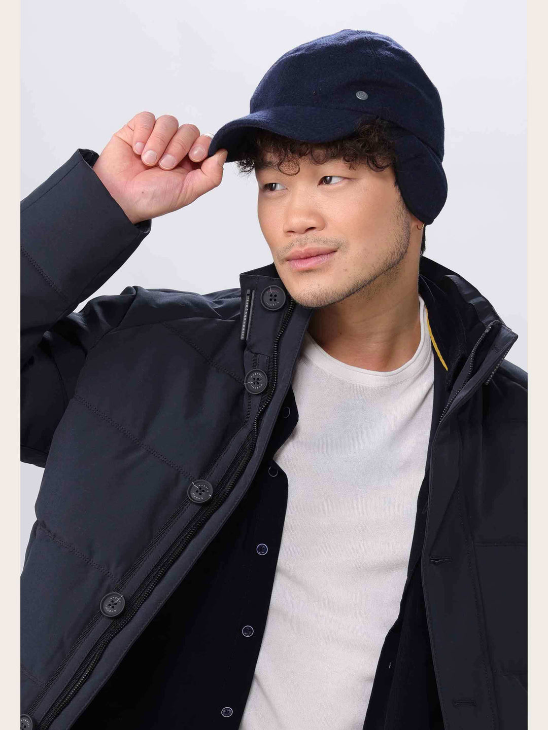 Einfarbige winterliche bugatti Basecap mit Ohrenklappen