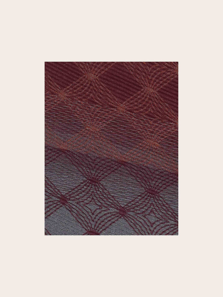 Glitzernder Plissee-Schal mit geometrischem Muster