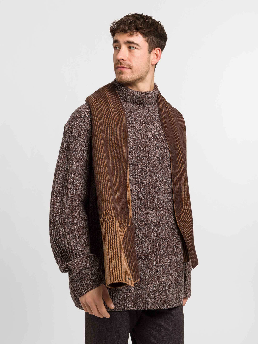Strickschal mit bugatti-Schriftzug in Wollmischung