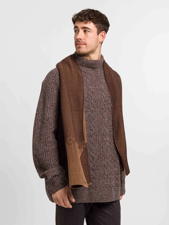 Strickschal mit bugatti-Schriftzug in Wollmischung