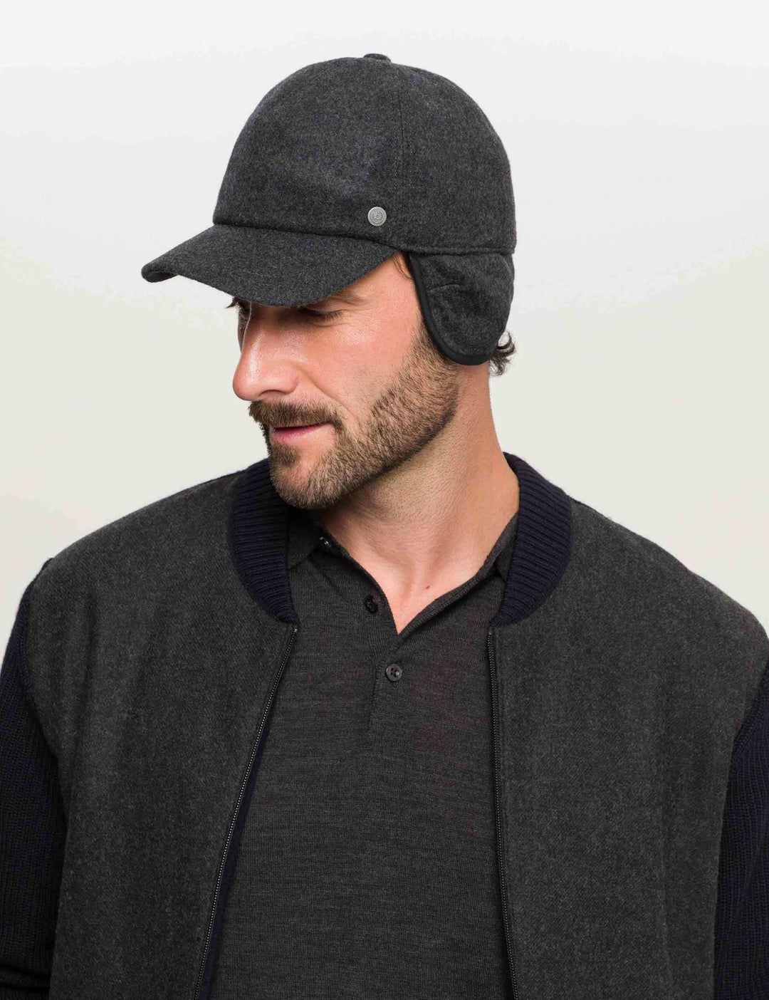 Einfarbige winterliche bugatti Basecap mit Ohrenklappen