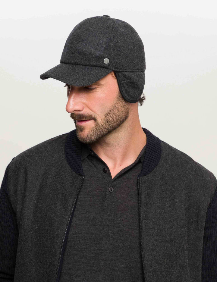 Einfarbige winterliche bugatti Basecap mit Ohrenklappen