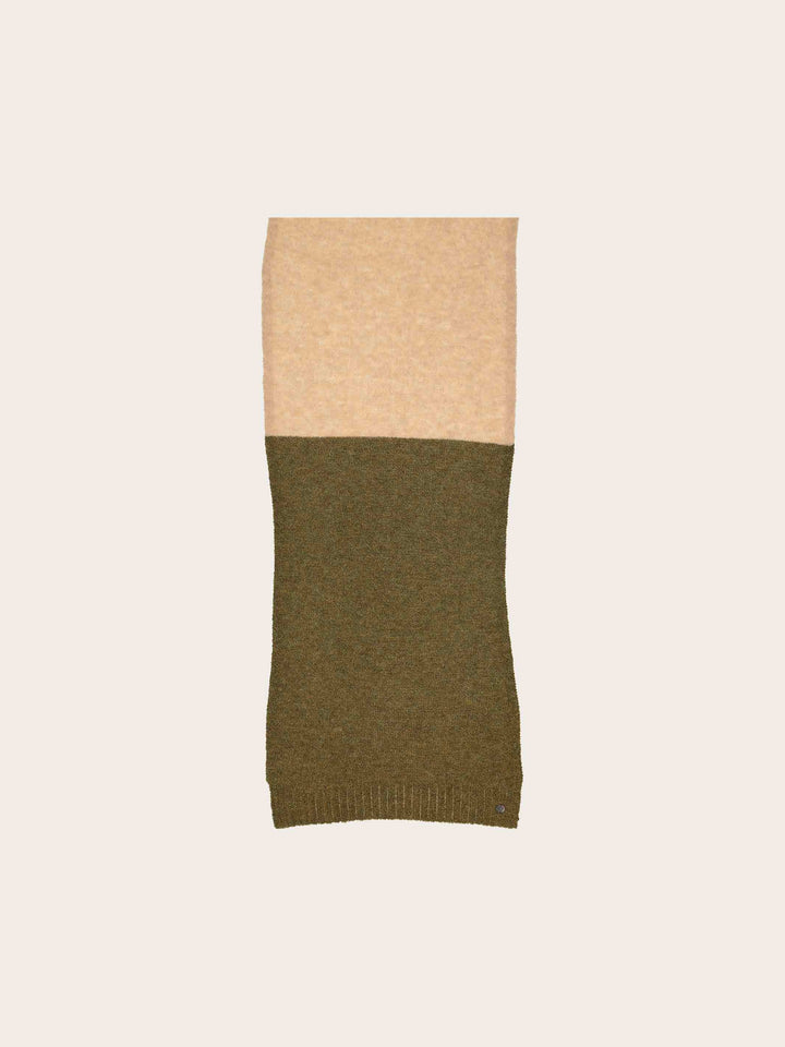 Gestrickter Schal mit Blockstreifen