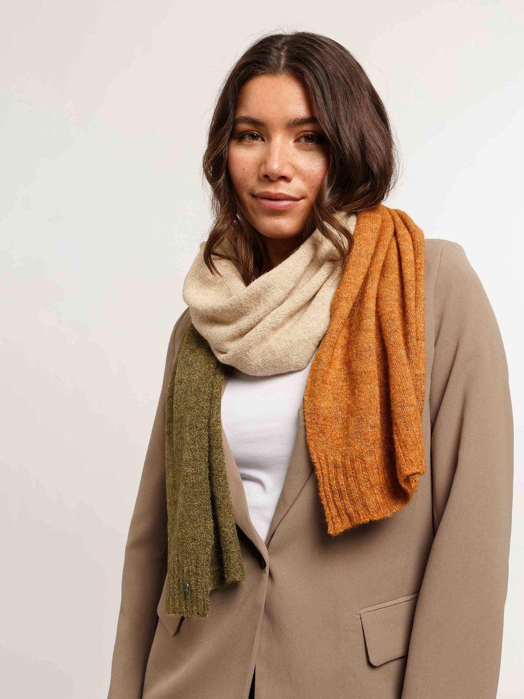 Gestrickter Schal mit Blockstreifen