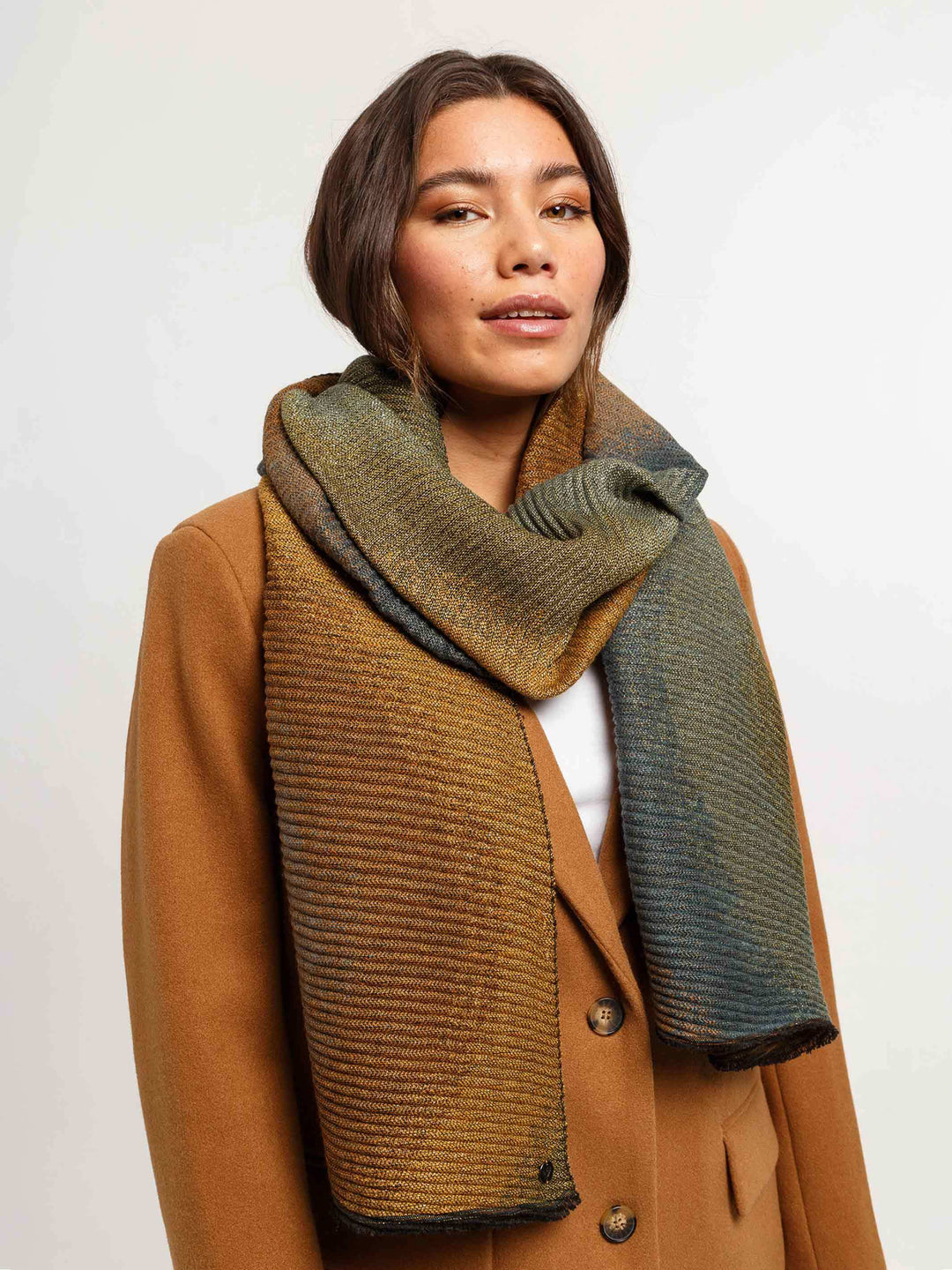 Glitzernder Plissee-Schal mit Wave-Design