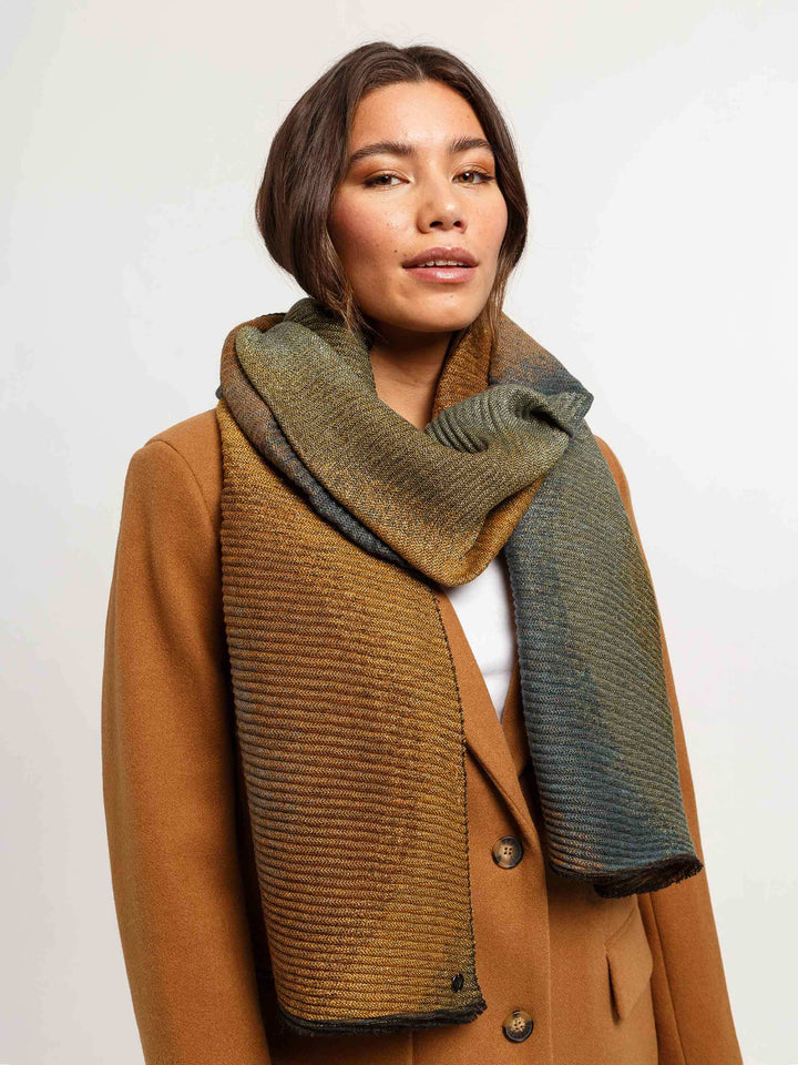 Glitzernder Plissee-Schal mit Wave-Design