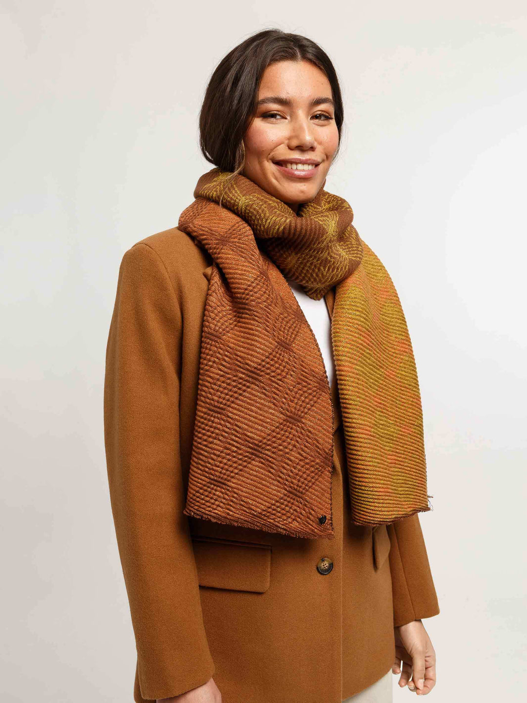 Glitzernder Plissee-Schal mit geometrischem Muster