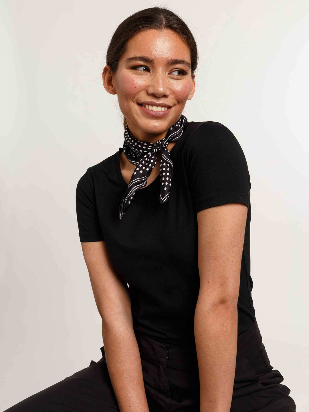 Gepunktetes Nickituch aus reiner Seide