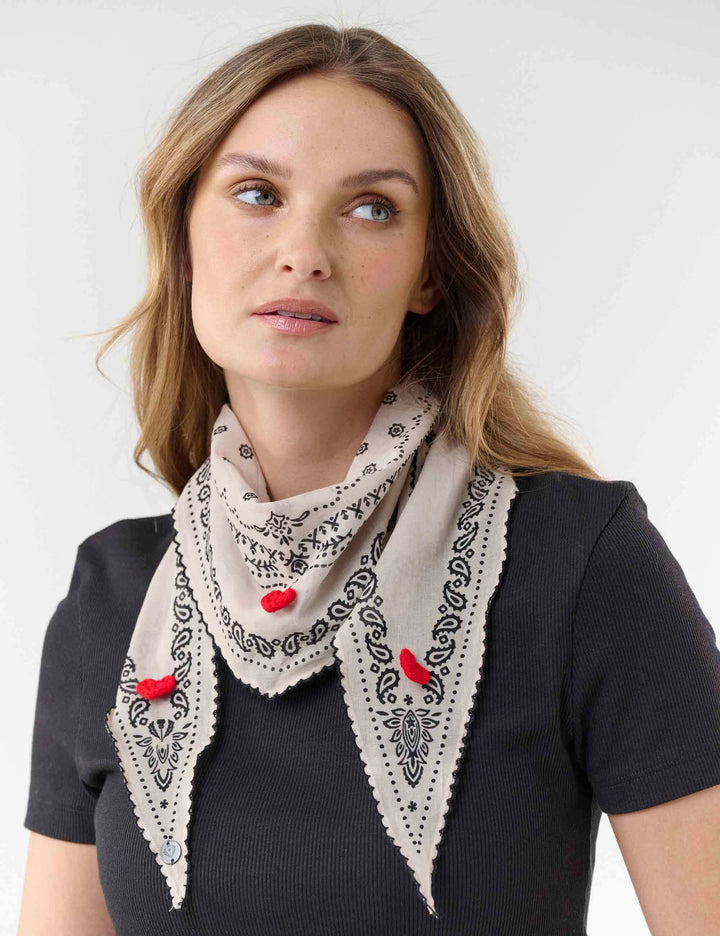 Geschenkset Halstuch mit Paisley-Design und Herzen, Geschenktasche und Grußkarte