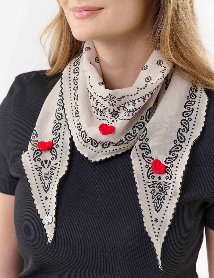 Geschenkset Halstuch mit Paisley-Design und Herzen, Geschenktasche und Grußkarte