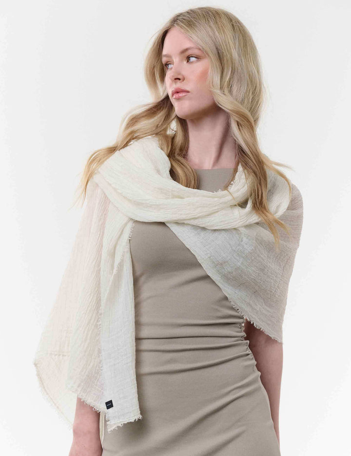 Leichte Stola mit glänzenden Streifen