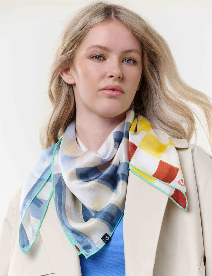 Maritimes Seidentuch mit Streifen und Quadraten