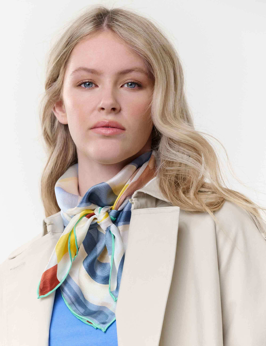 Maritimes Seidentuch mit Streifen und Quadraten