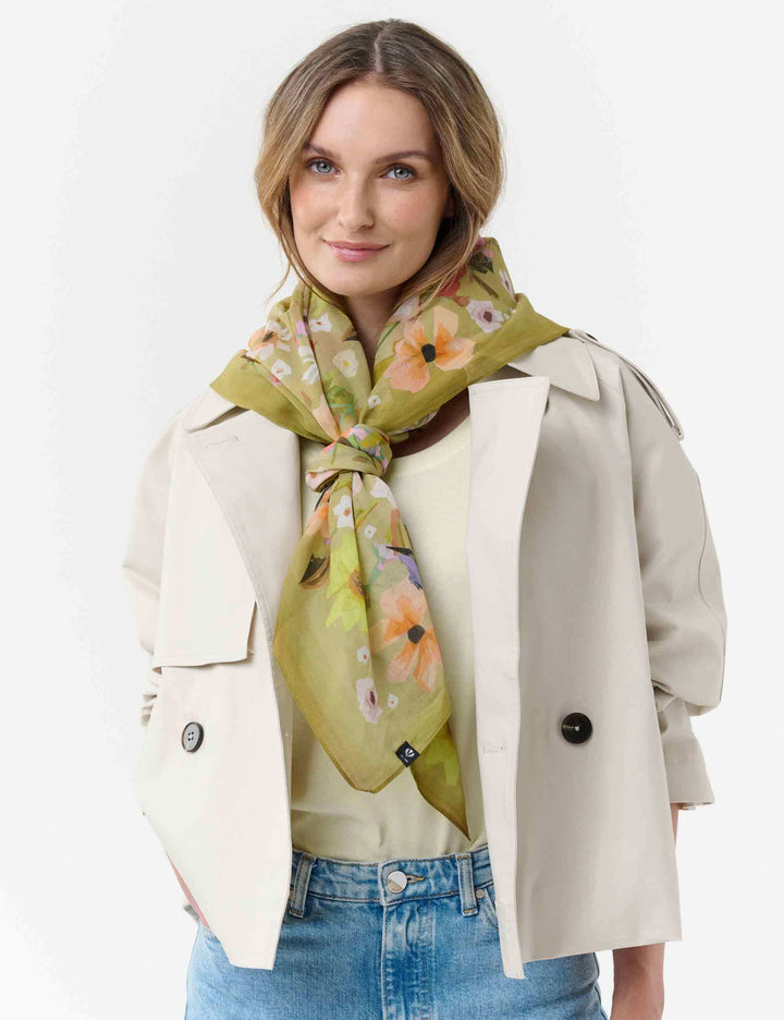 Tuch mit Blüten und Vögeln in Seidenmischung