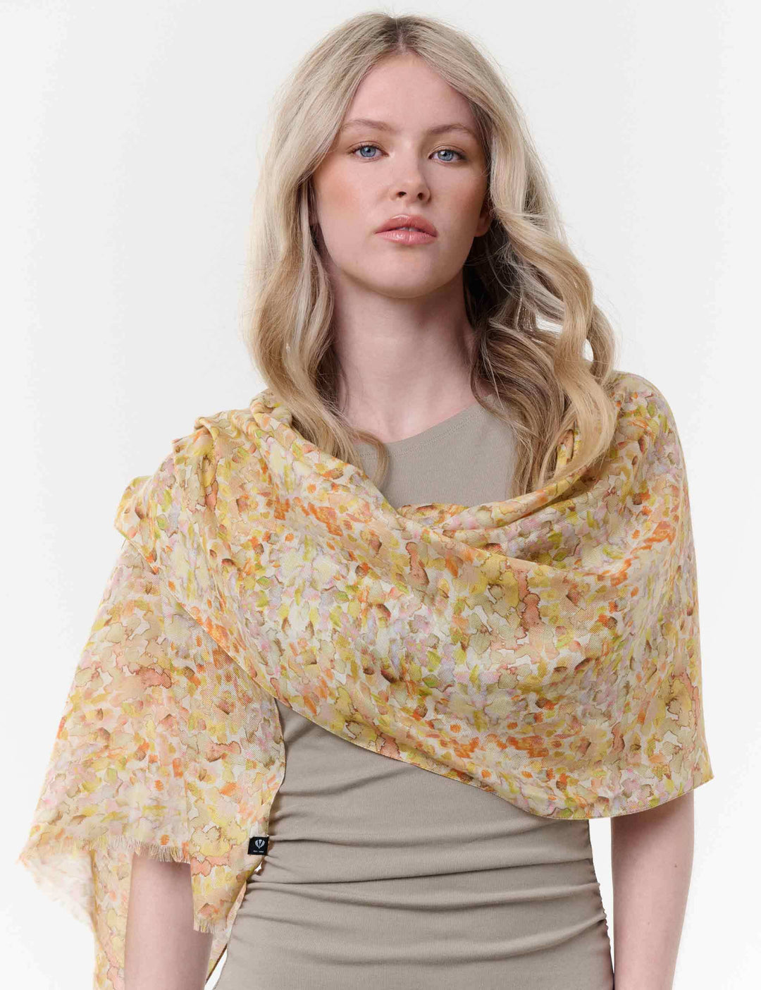 Sustainability Edition - Schal mit Blüten im Aquarell-Design