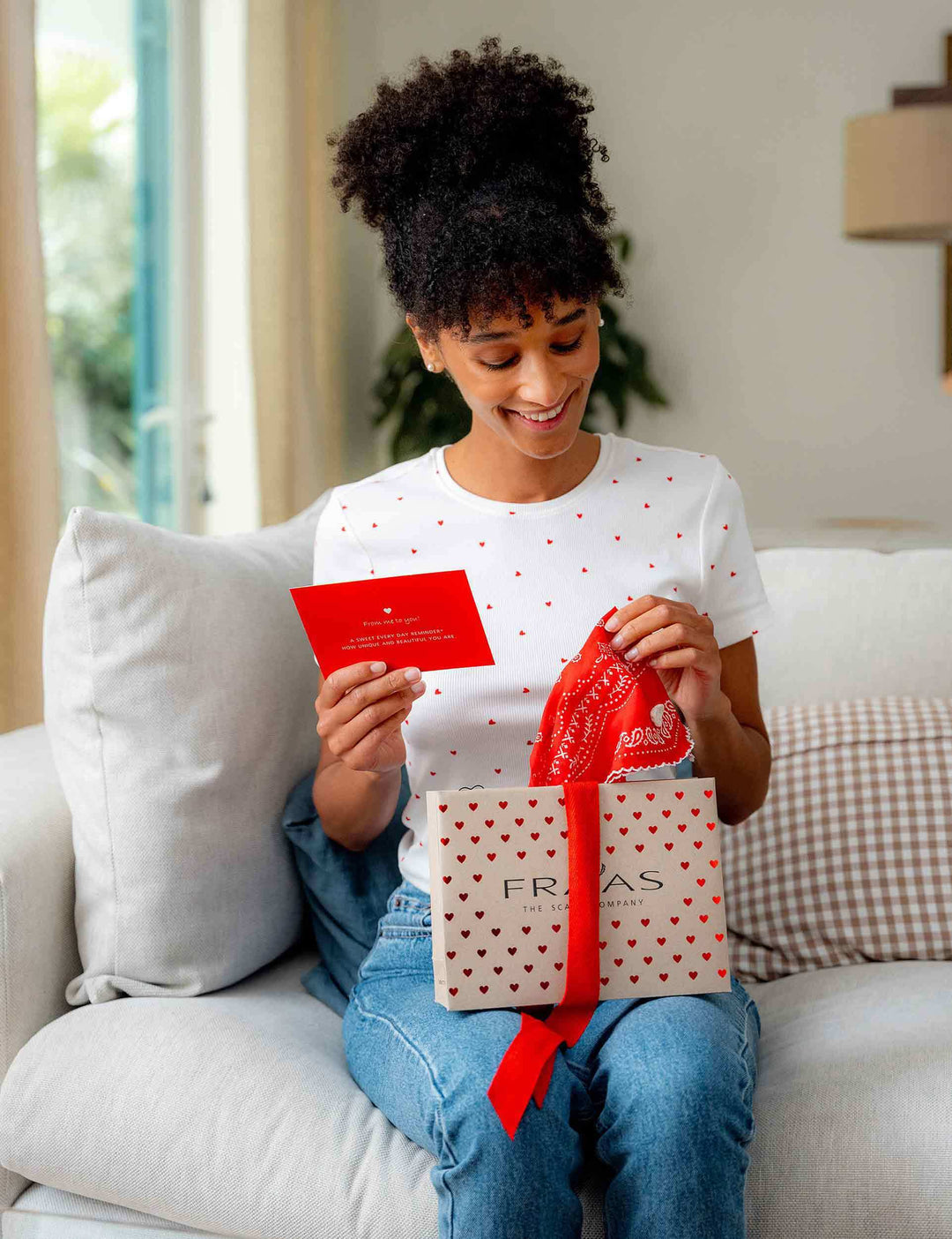 Geschenkset Halstuch mit Paisley-Design und Herzen, Geschenktasche und Grußkarte